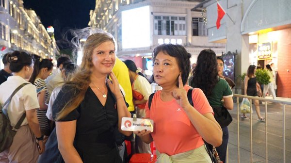 闻喜 台湾女星慕钰华在厦门玩博饼，教老外闽南语“状元插金花”